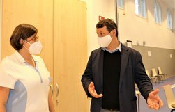 Politiker besuchen Impfstelle im Klinikum