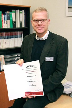 Prof. Dr. Jörn Conell erhält erneut Preis für ausgezeichnete Lehre
