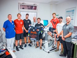 Spieler der Fischtown Pinguins zusammen mit dem Sportlichen Direktor Sebastian Furchner und dem leitenden Oberarzt Harald Trautmann nach dem Kardiocheck im AMEOS Klinikum Bremerhaven.