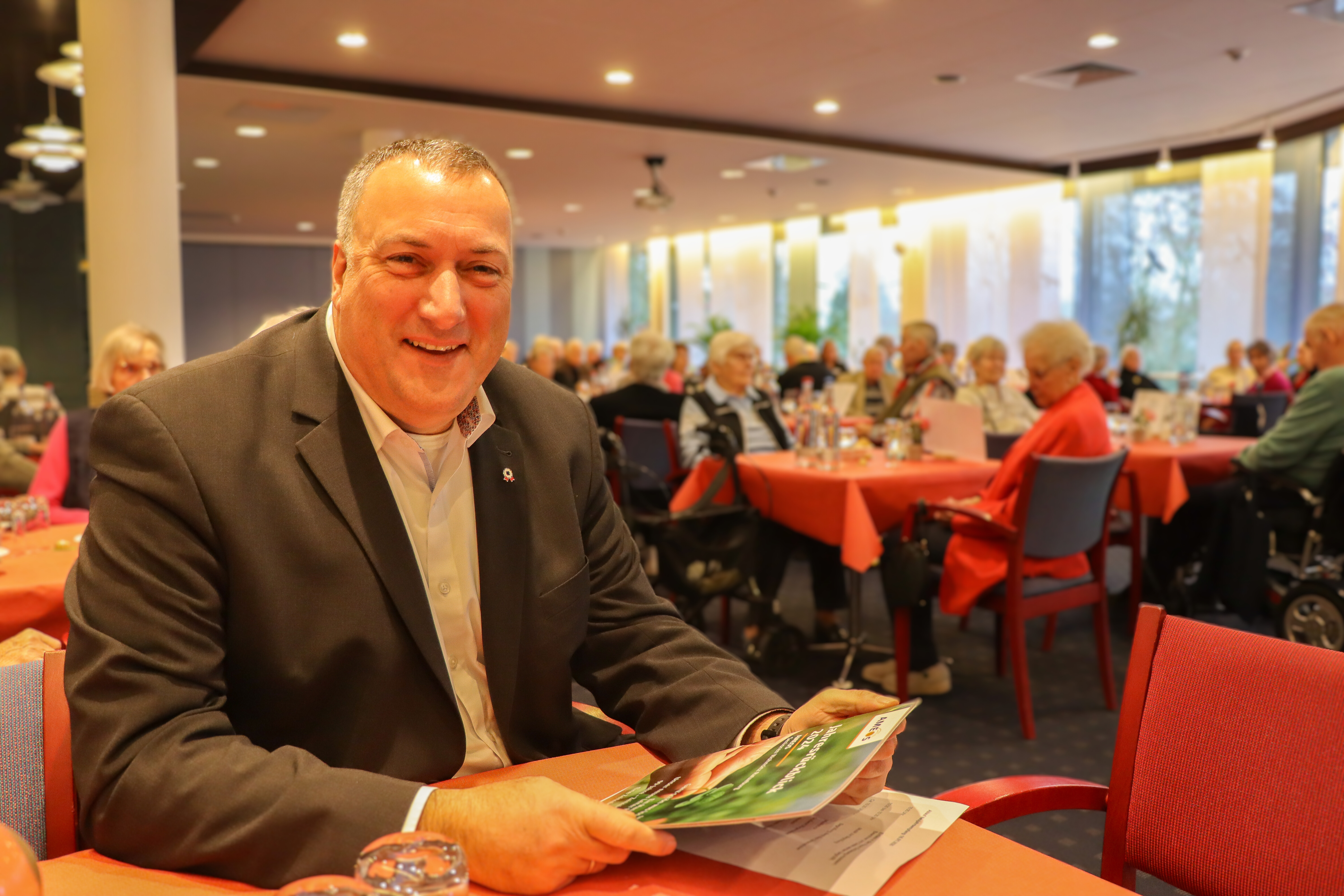 Bürgermeister Eckhard Graf beim Durchblättern des Jahresrückblicks 2024. 